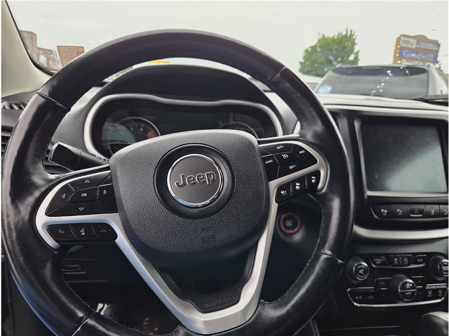 Used 2018 Jeep Cherokee Trailhawk AWD/4WD image 15