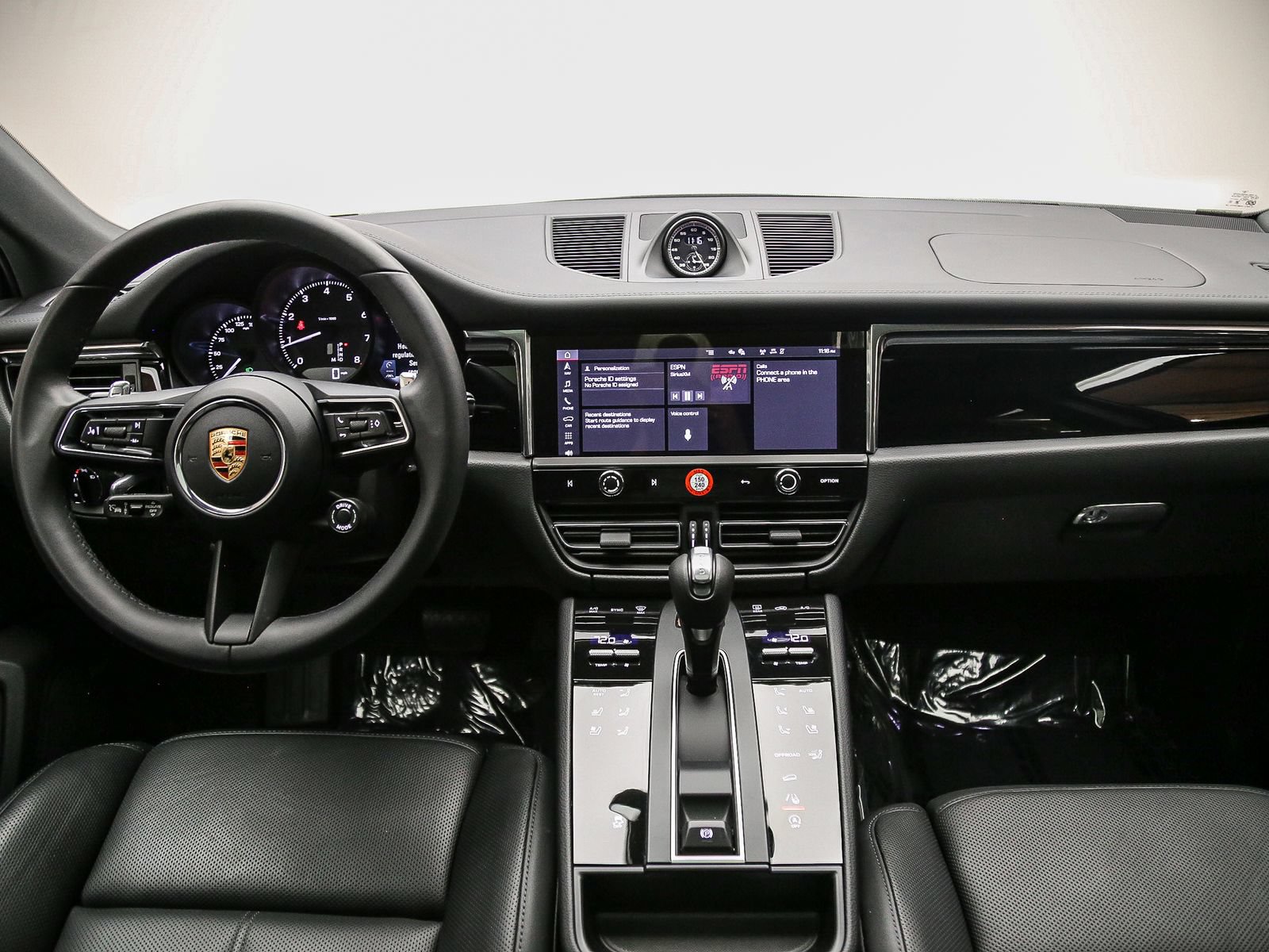 Certified 2026 Porsche Macan AWD/4WD image 16