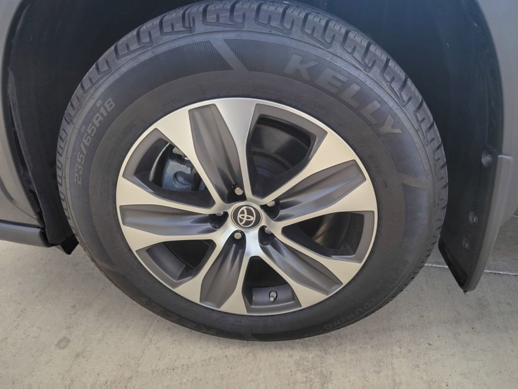 Used 2023 Toyota Highlander XLE AWD/4WD image 11