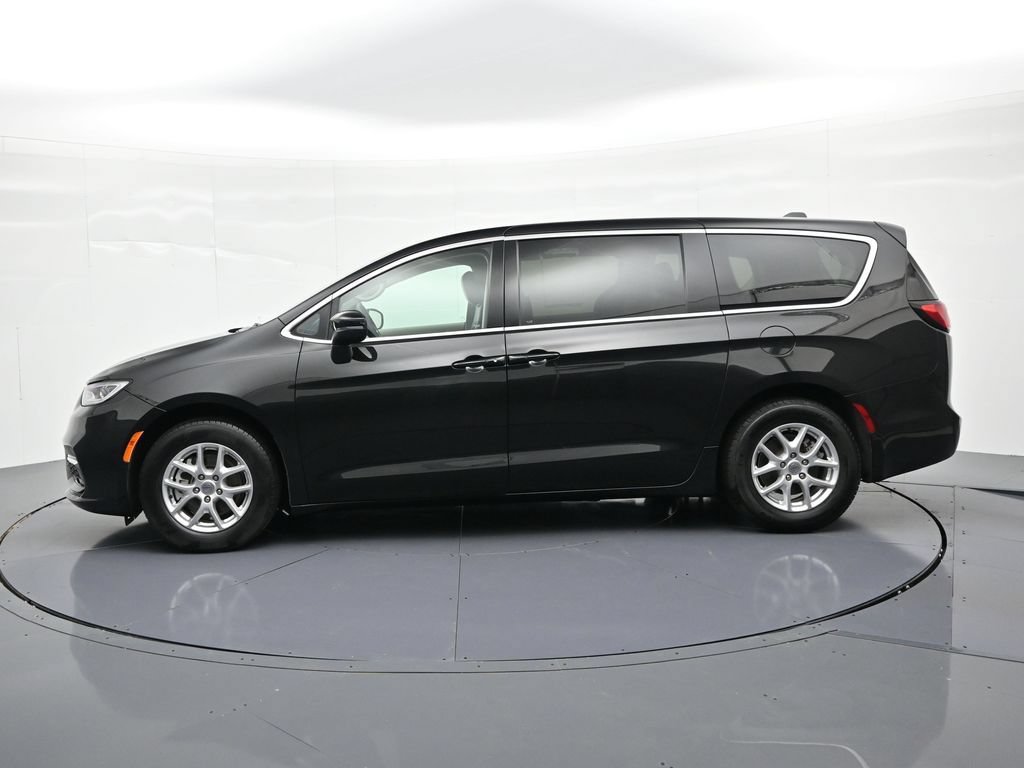 Used 2023 Chrysler Pacifica Touring-L FWD image 9