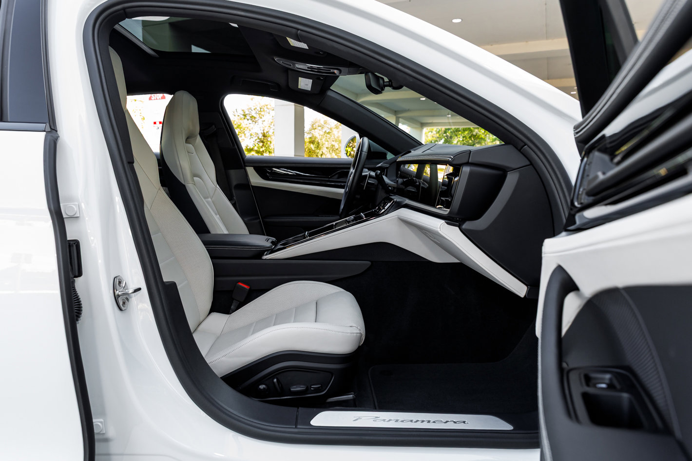 Used 2024 Porsche Panamera 4 image 36
