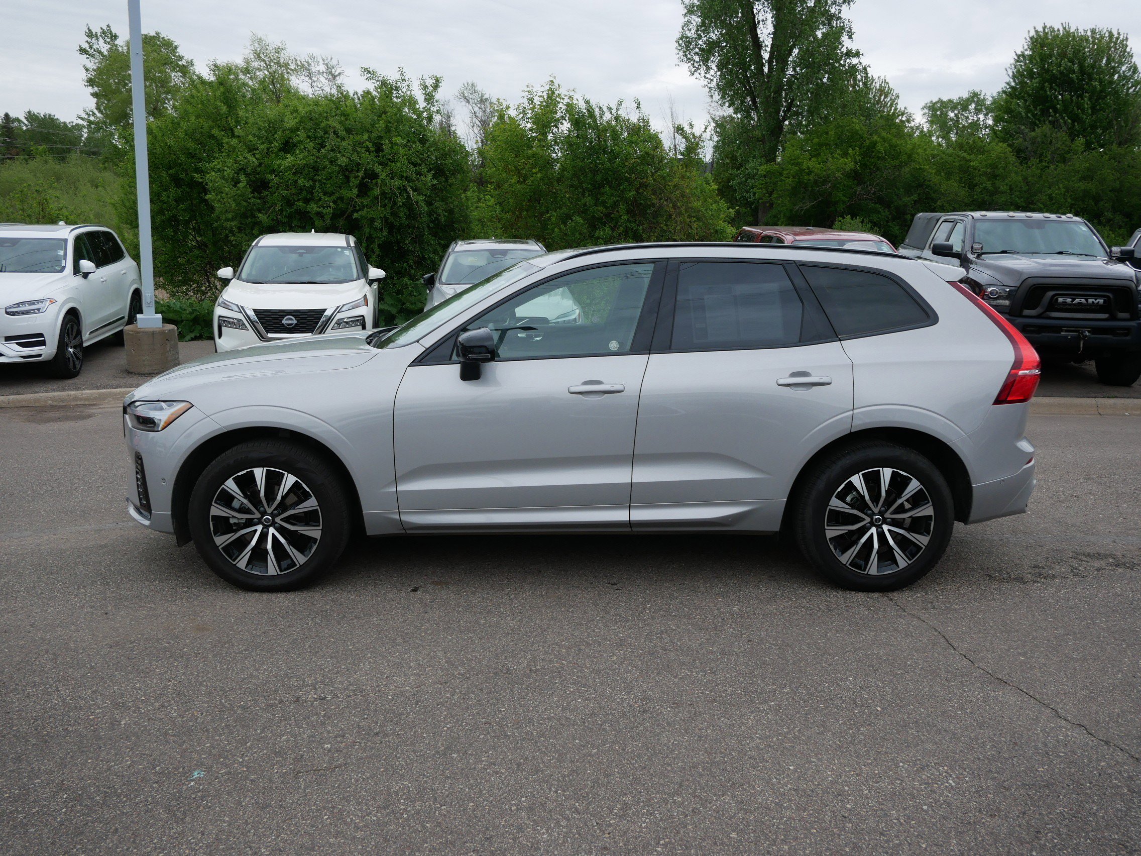 Used 2025 Volvo XC60 B5 Plus w/ Climate Package AWD/4WD image 4