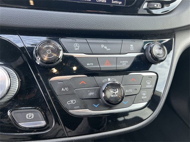 Used 2018 Chrysler Pacifica Touring-L w/ Premium Audio Group image 16