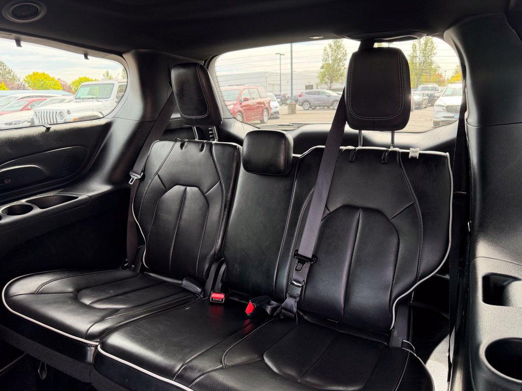 Used 2025 Chrysler Pacifica Limited FWD image 30