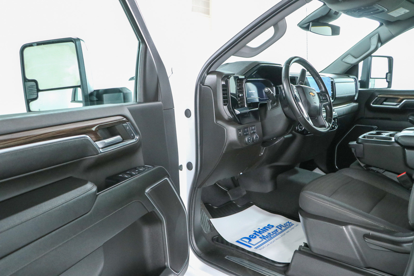 Used 2024 Chevrolet Silverado 2500 LT AWD/4WD image 3