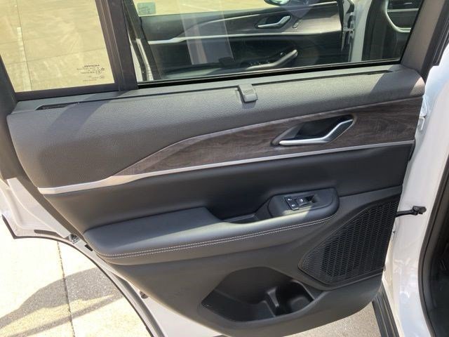 Certified 2023 Jeep Grand Cherokee Limited w/ Luxury Tech Group II AWD/4WD image 21