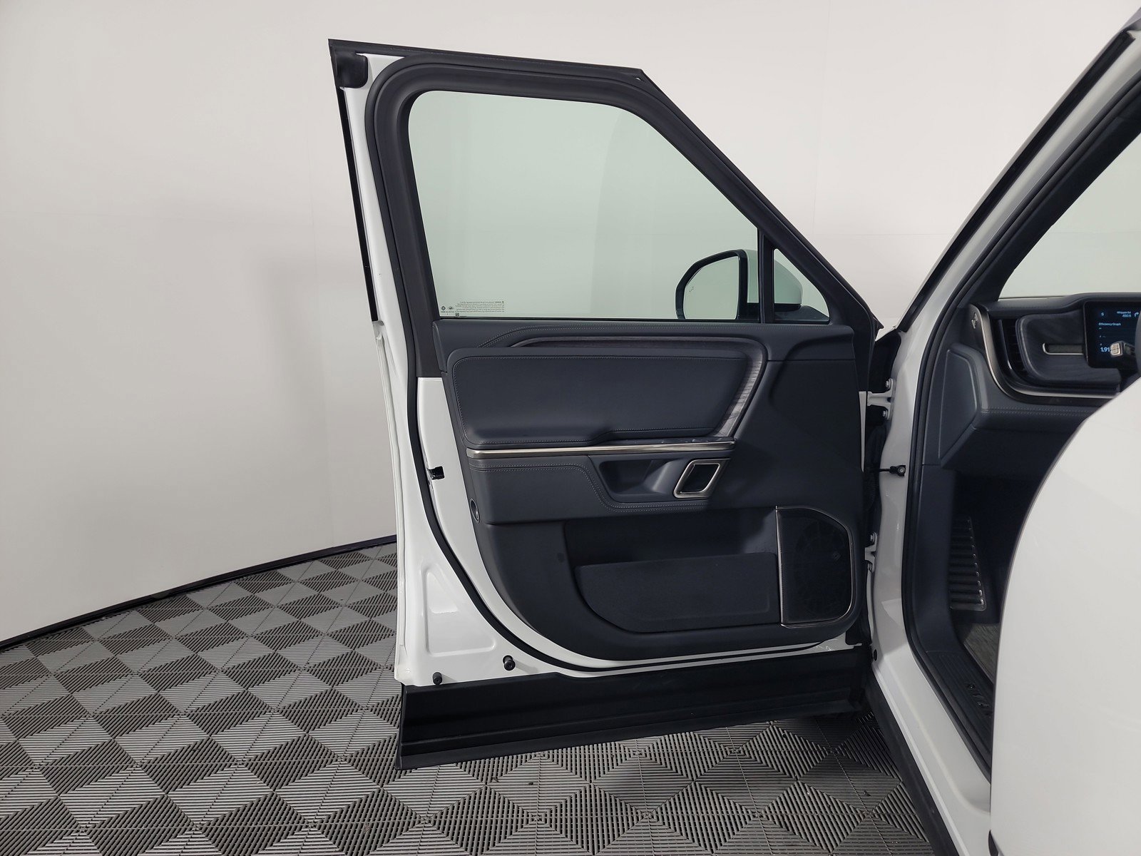 Used 2024 Rivian R1S Adventure AWD/4WD image 16