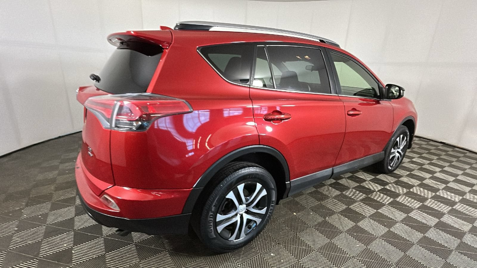 Used 2017 Toyota RAV4 LE AWD/4WD image 2