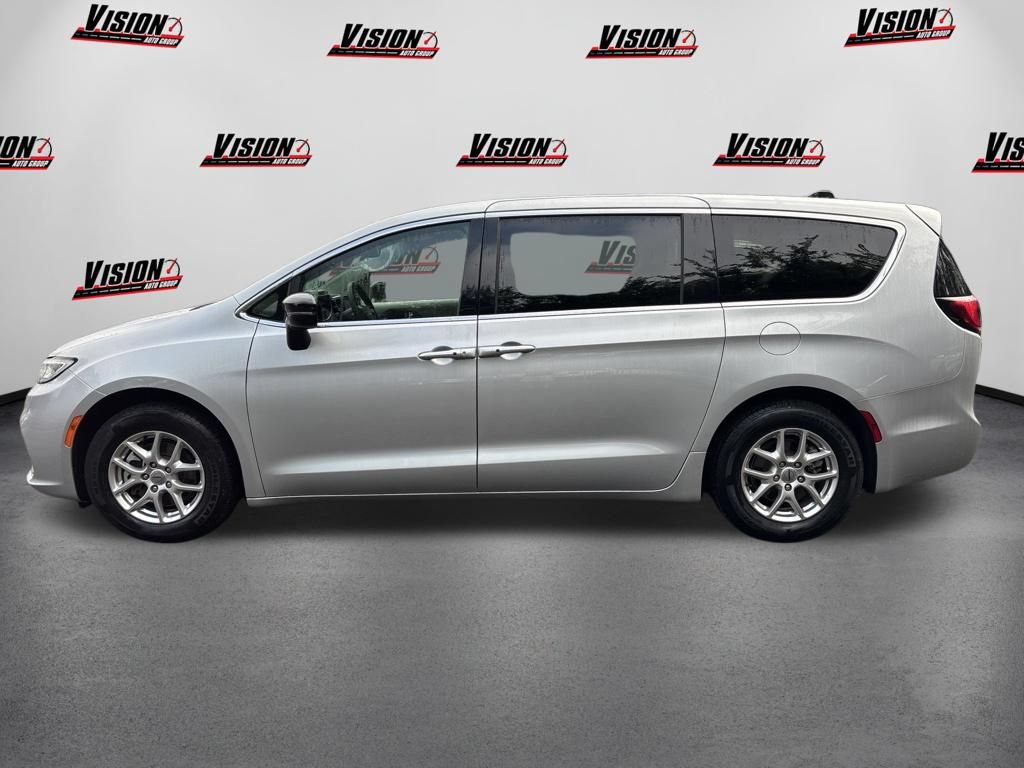 Used 2024 Chrysler Pacifica Touring-L FWD image 8