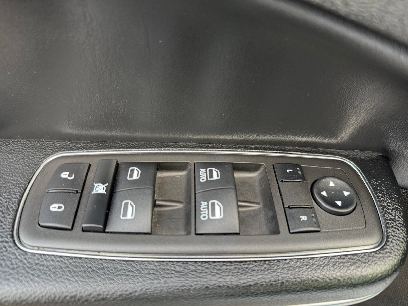 Used 2023 Chrysler 300 Touring w/ Sport Appearance Package image 13