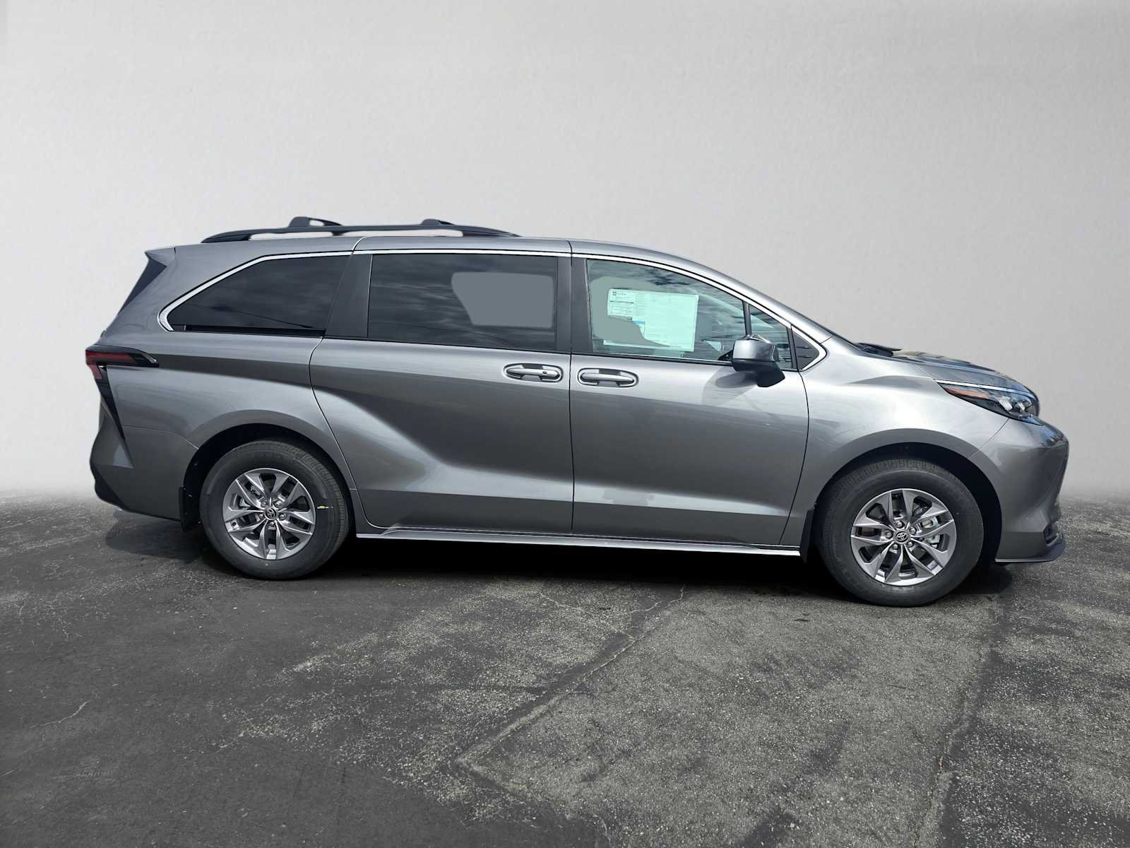 New 2026 Toyota Sienna LE FWD image 2
