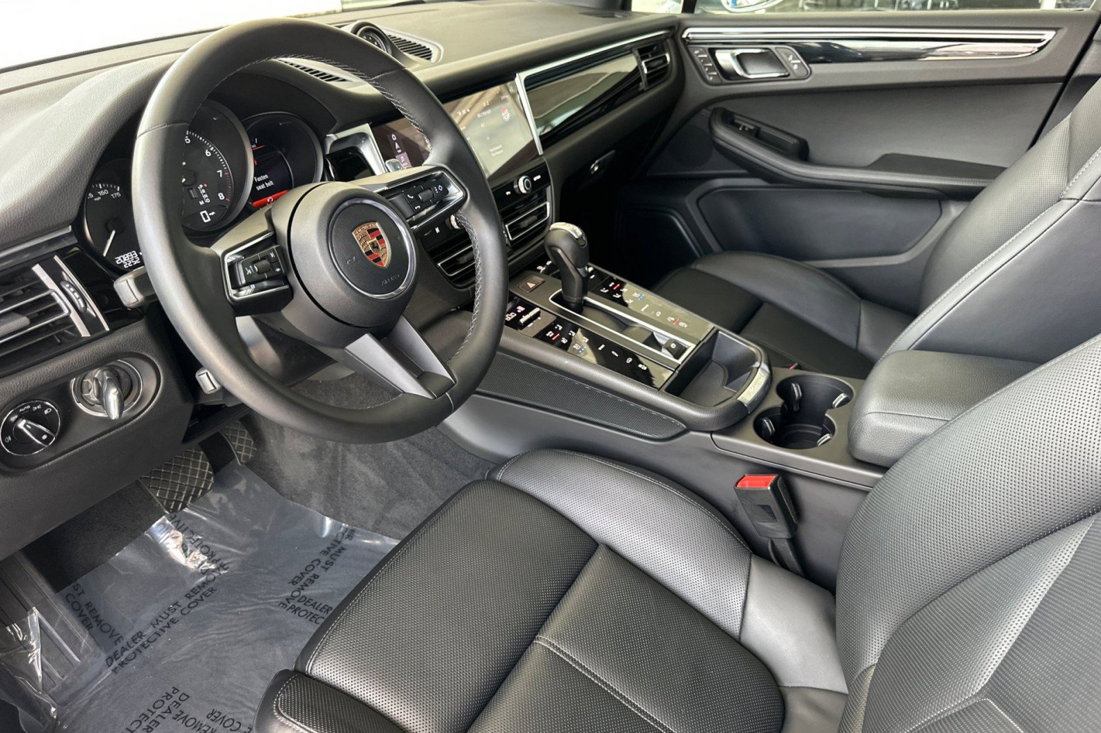 Certified 2023 Porsche Macan AWD/4WD image 4