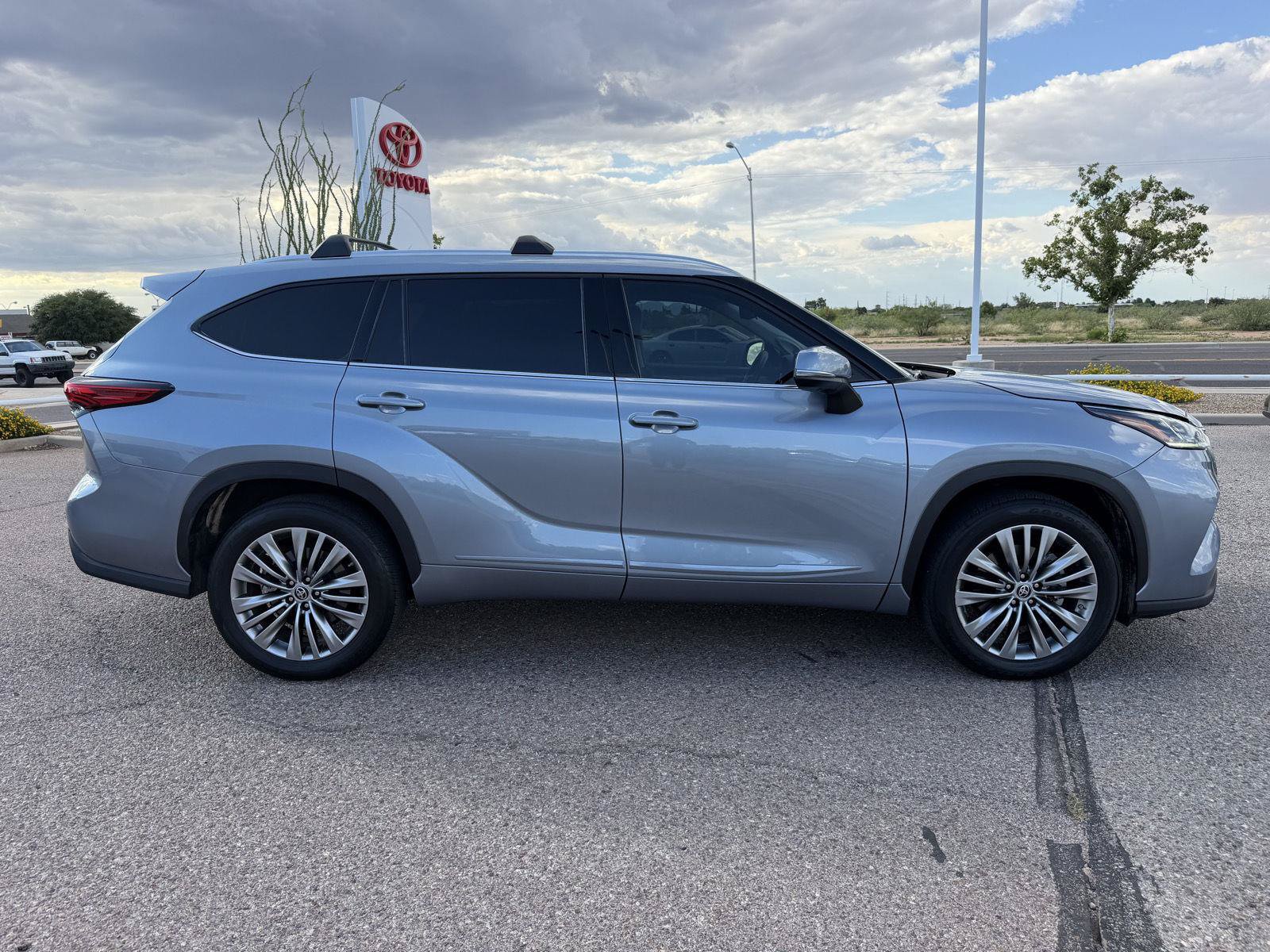Used 2021 Toyota Highlander Platinum FWD image 6