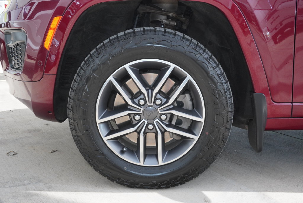 Used 2024 Jeep Grand Cherokee L Overland w/ Advanced Protech Group III AWD/4WD image 13