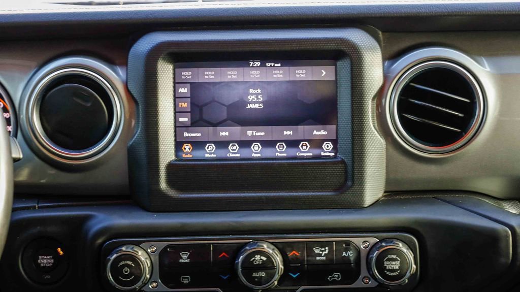 Used 2019 Jeep Wrangler Unlimited Sahara image 17