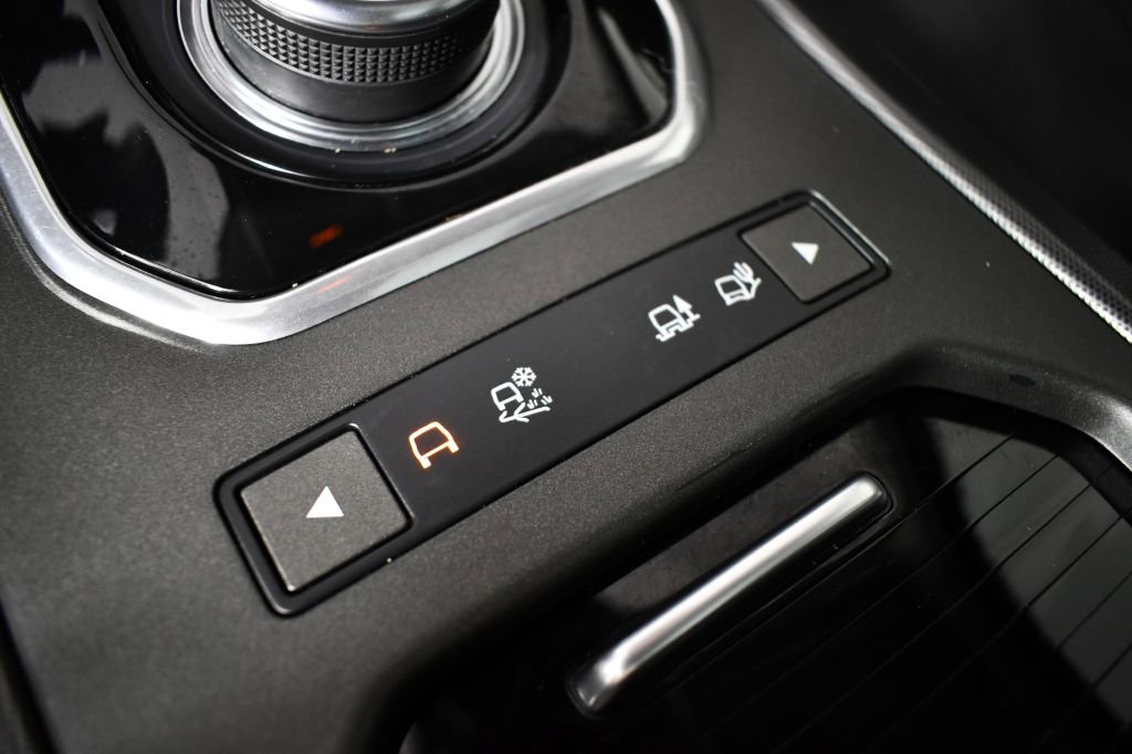 Used 2019 Land Rover Range Rover Evoque SE Premium image 42