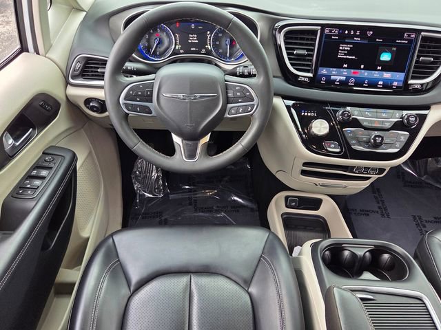 Used 2023 Chrysler Pacifica Touring-L FWD image 12