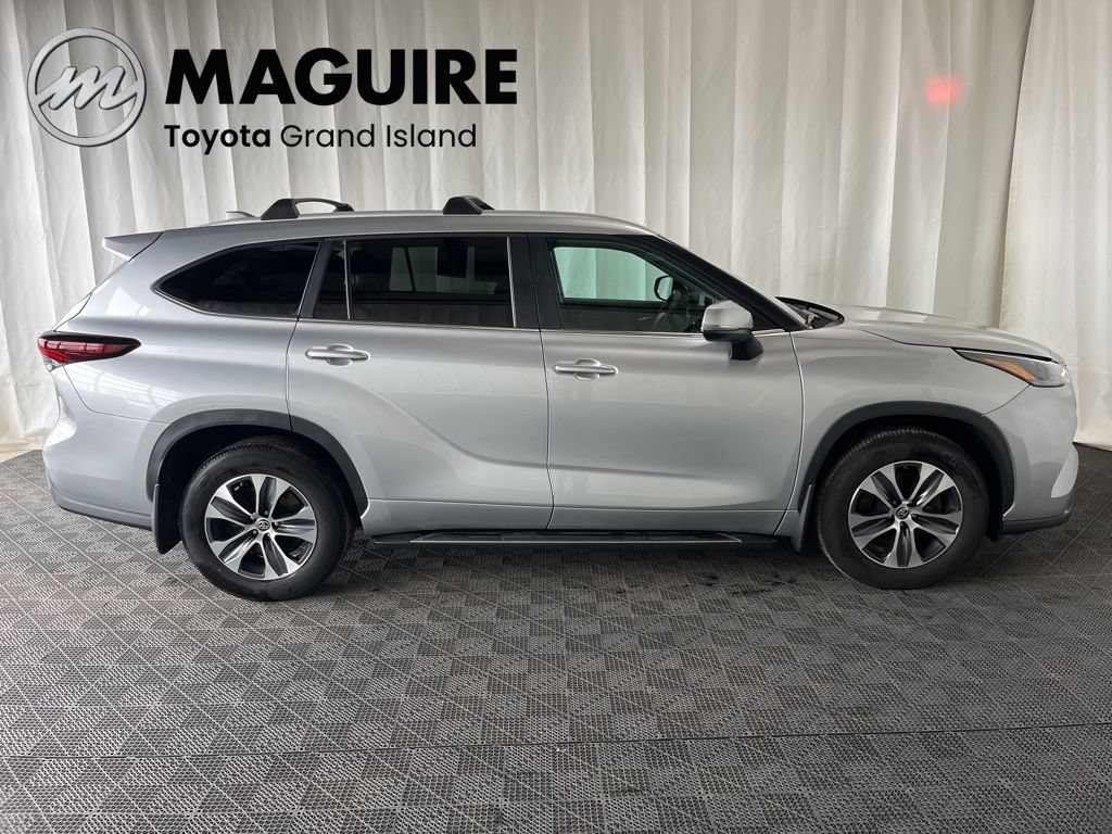 Used 2024 Toyota Highlander XLE AWD/4WD image 2