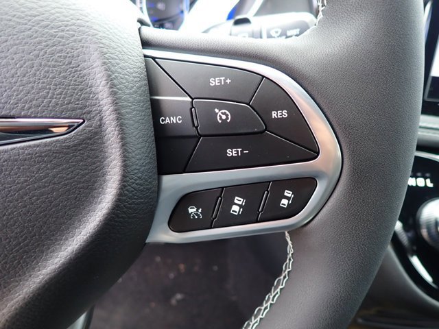 New 2025 Chrysler Pacifica Select FWD image 18