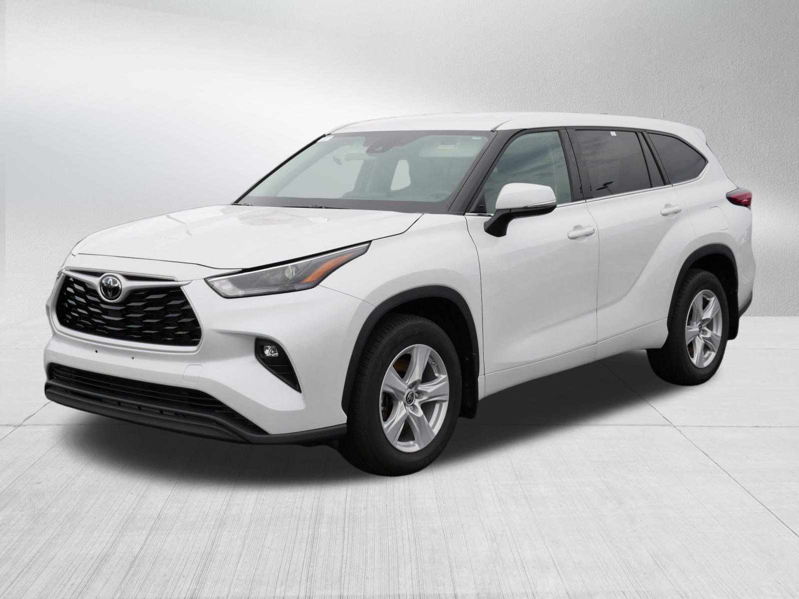 Used 2022 Toyota Highlander LE AWD/4WD image 3