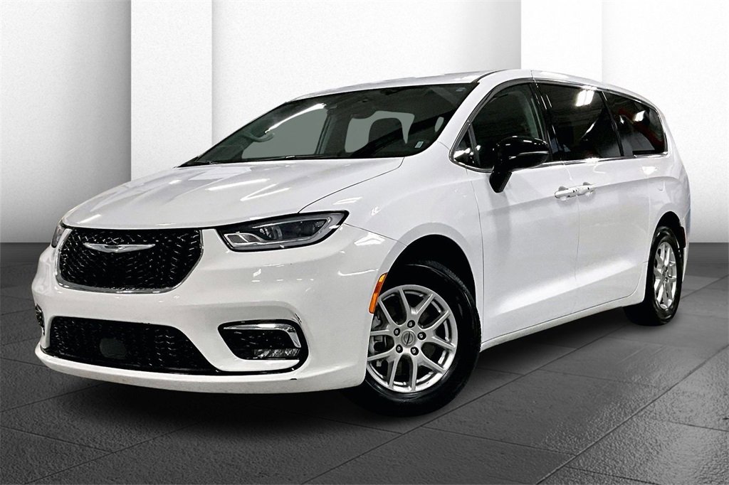 Used 2024 Chrysler Pacifica Touring-L image 12