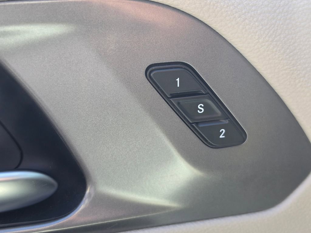 Used 2023 Chrysler Pacifica Touring-L image 11