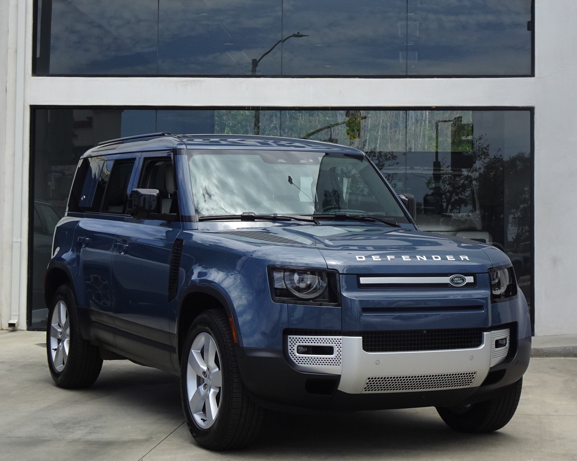 Used 2024 Land Rover Defender 110 S AWD/4WD image 9