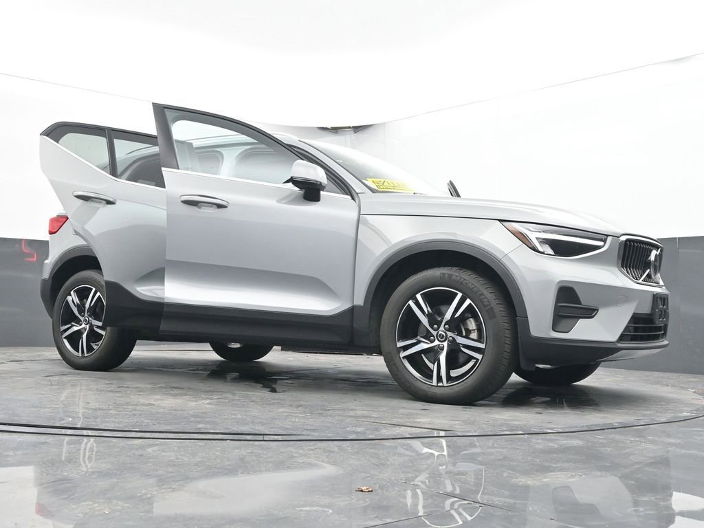 Used 2025 Volvo XC40 B5 Core image 62