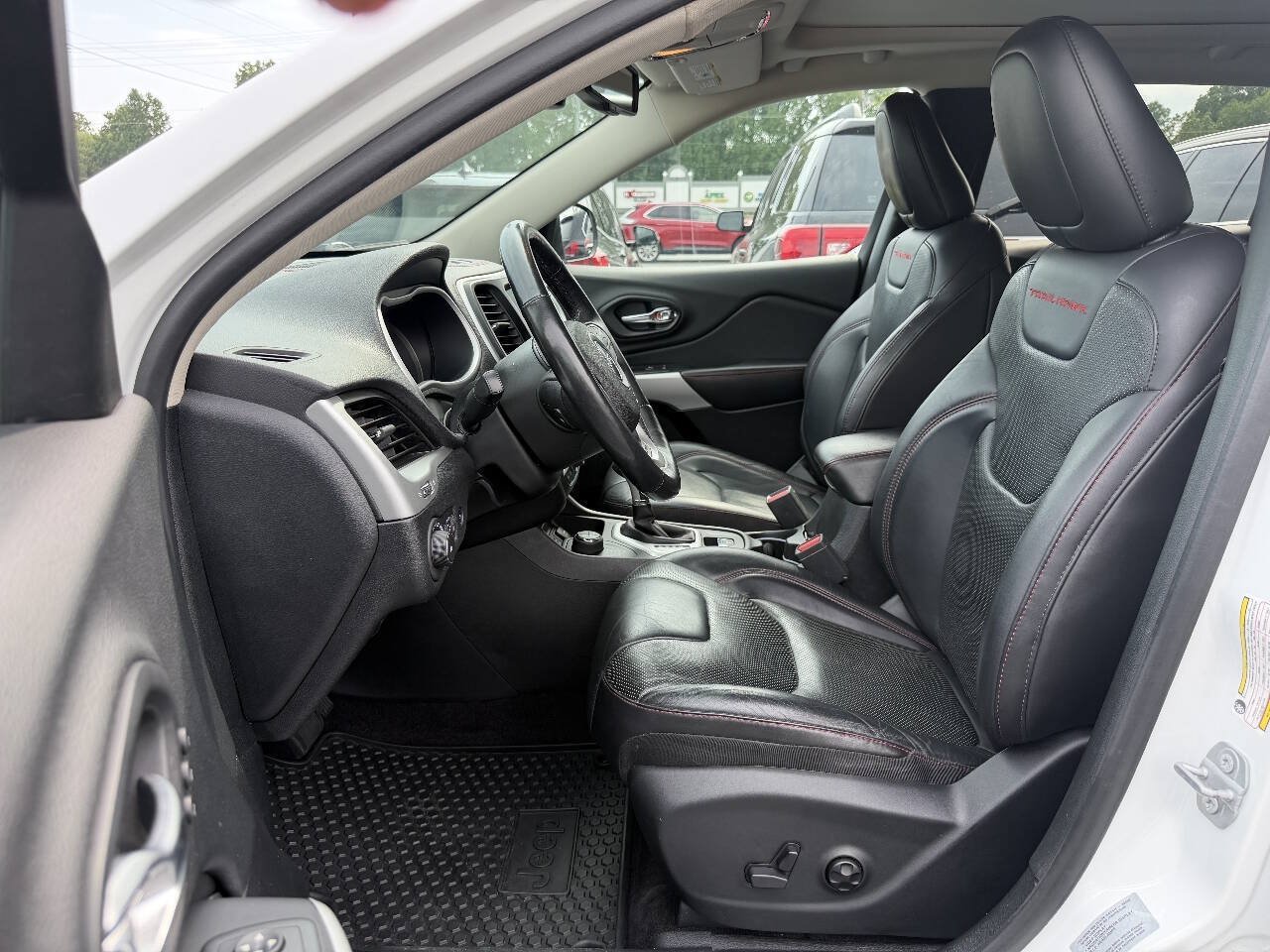 Used 2017 Jeep Cherokee Trailhawk AWD/4WD image 7