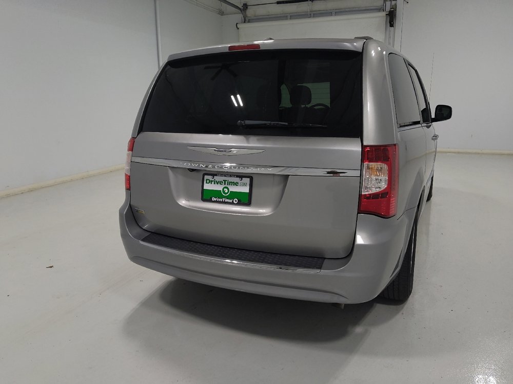 Used 2016 Chrysler Town & Country Touring image 7