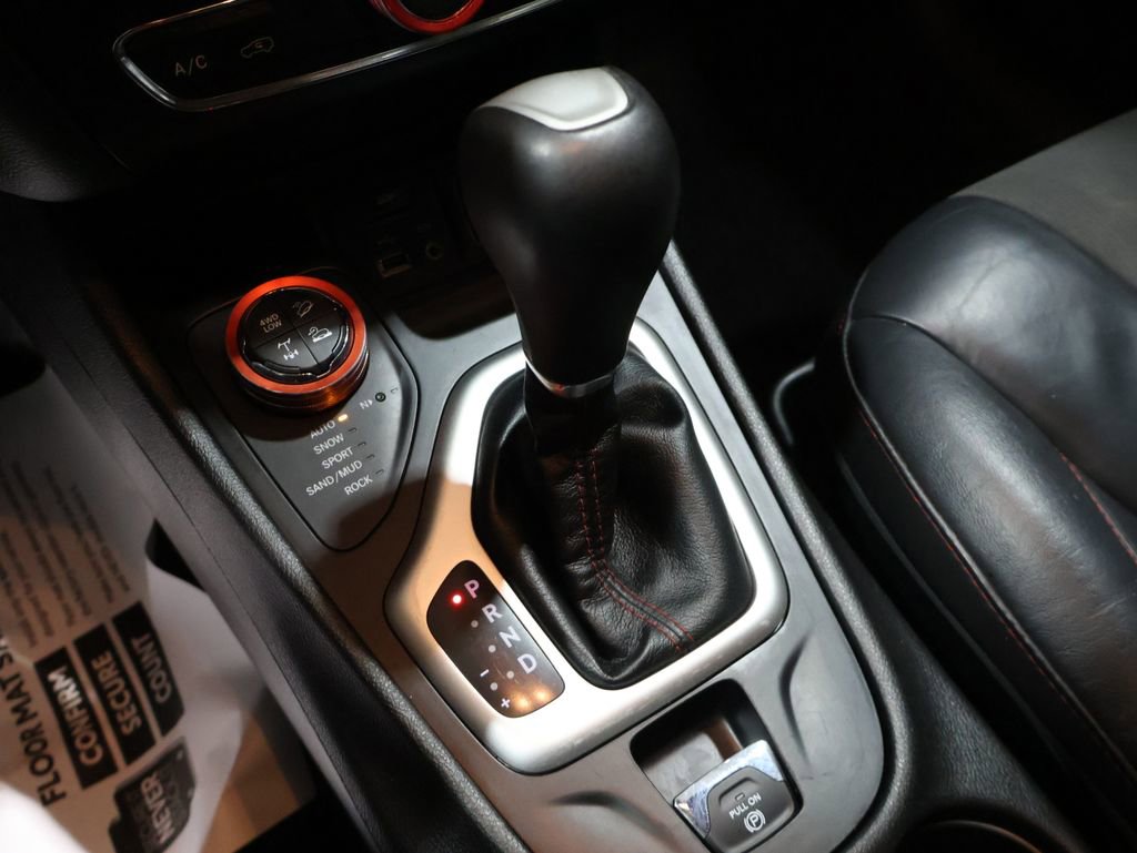 Used 2017 Jeep Cherokee Trailhawk w/ Cold Weather Group image 34