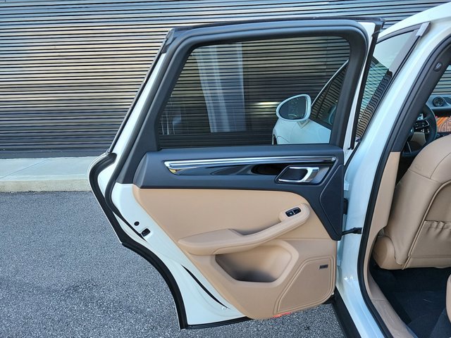 Used 2025 Porsche Macan image 23