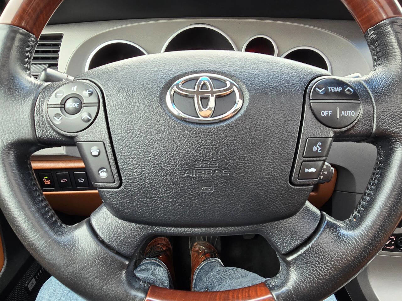 Used 2013 Toyota Sequoia Platinum AWD/4WD image 17