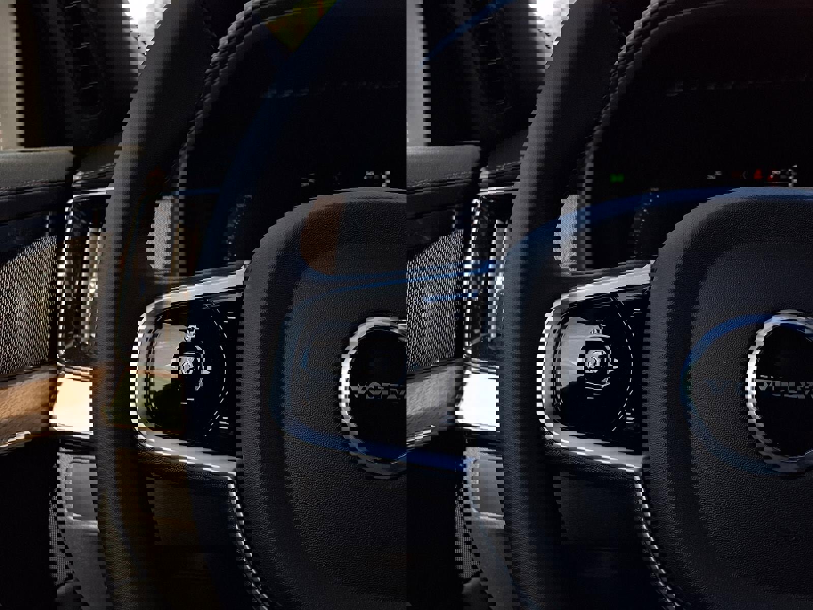 New 2026 Volvo XC90 B5 Plus w/ Protection Package Premier AWD/4WD image 18