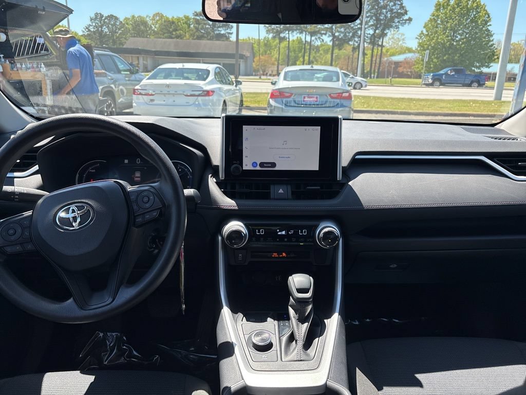 Used 2025 Toyota RAV4 LE AWD/4WD image 9