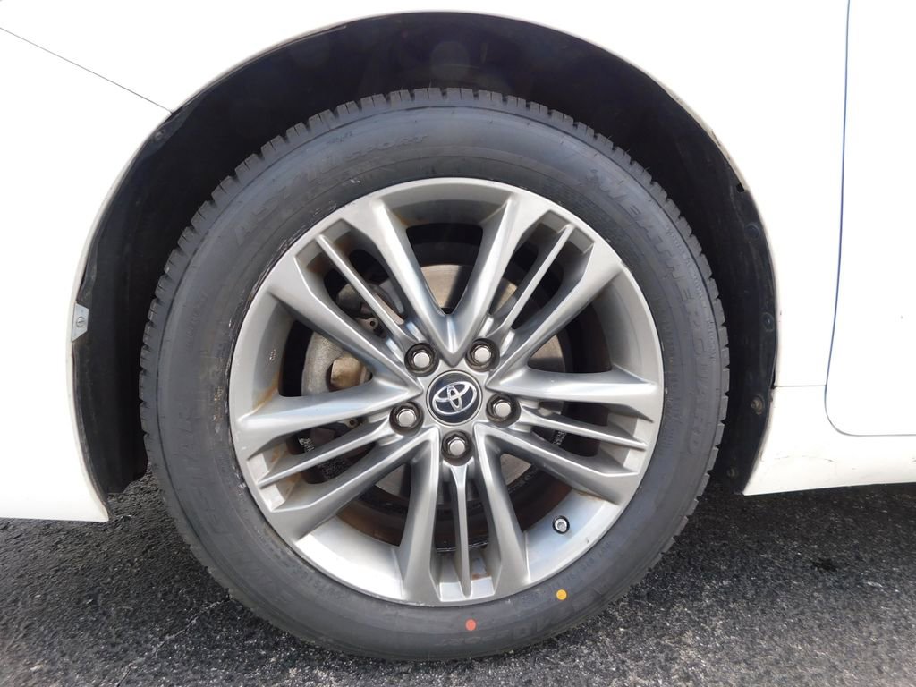 Used 2016 Toyota Camry SE w/ Moonroof Package image 10