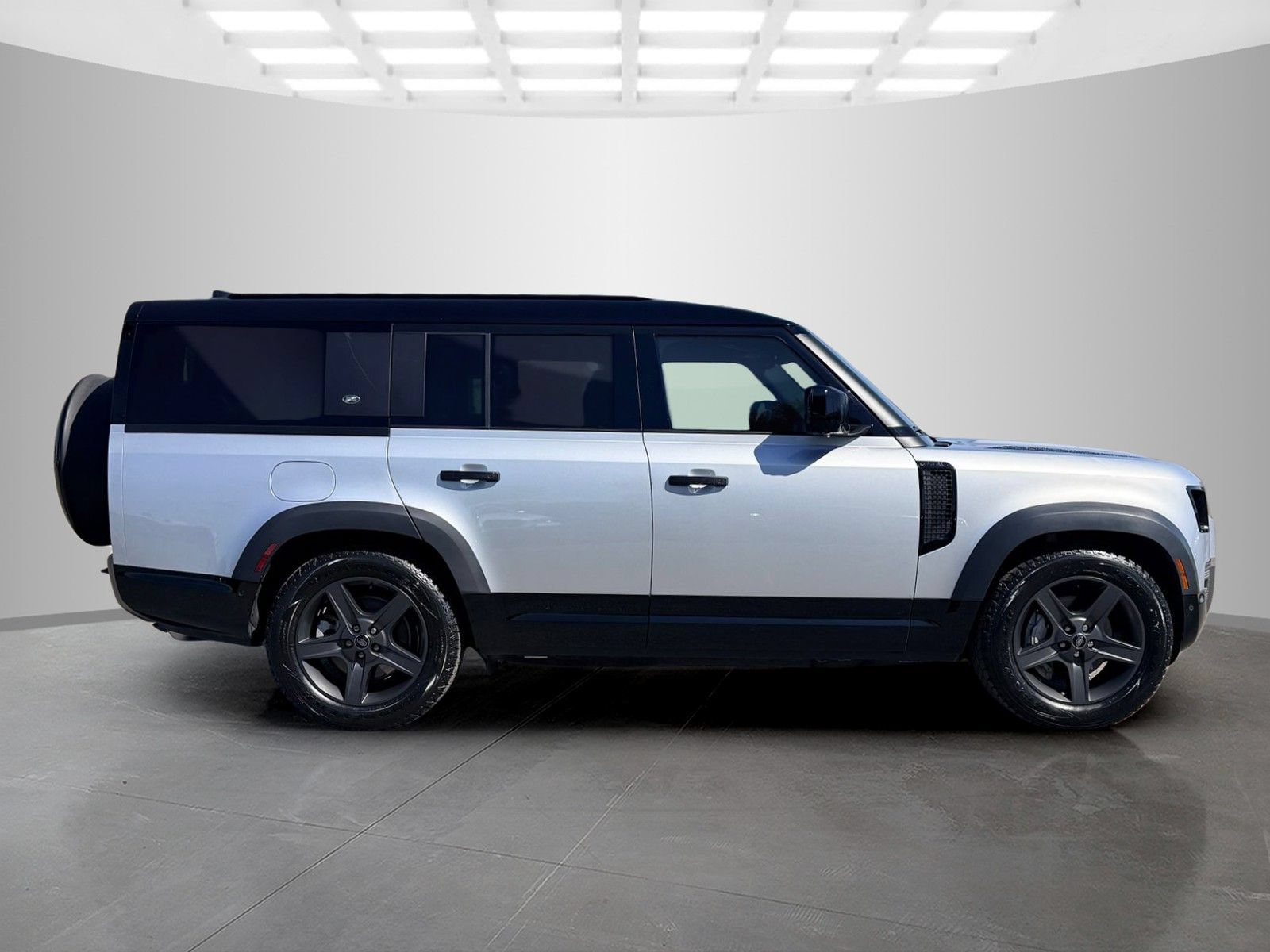 Used 2023 Land Rover Defender 130 X-Dynamic SE AWD/4WD image 4
