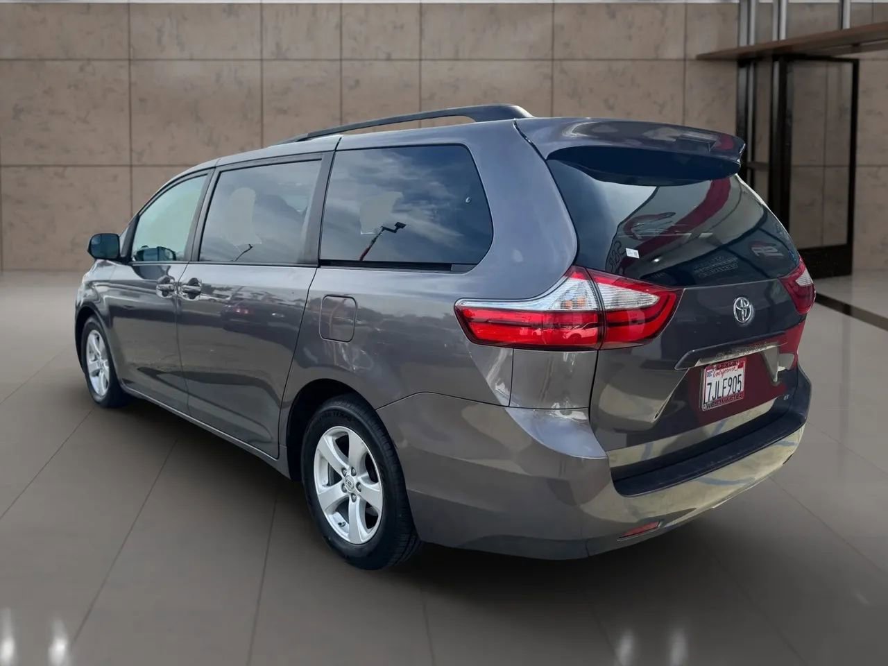 Used 2015 Toyota Sienna LE image 4