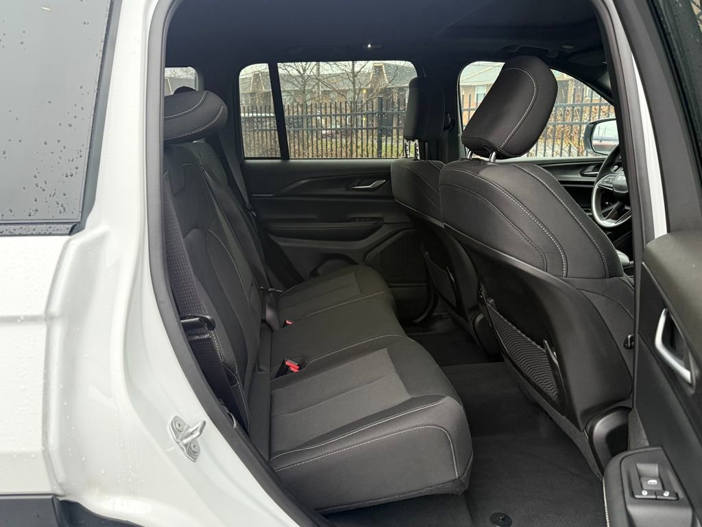 Used 2024 Jeep Grand Cherokee Laredo X image 16
