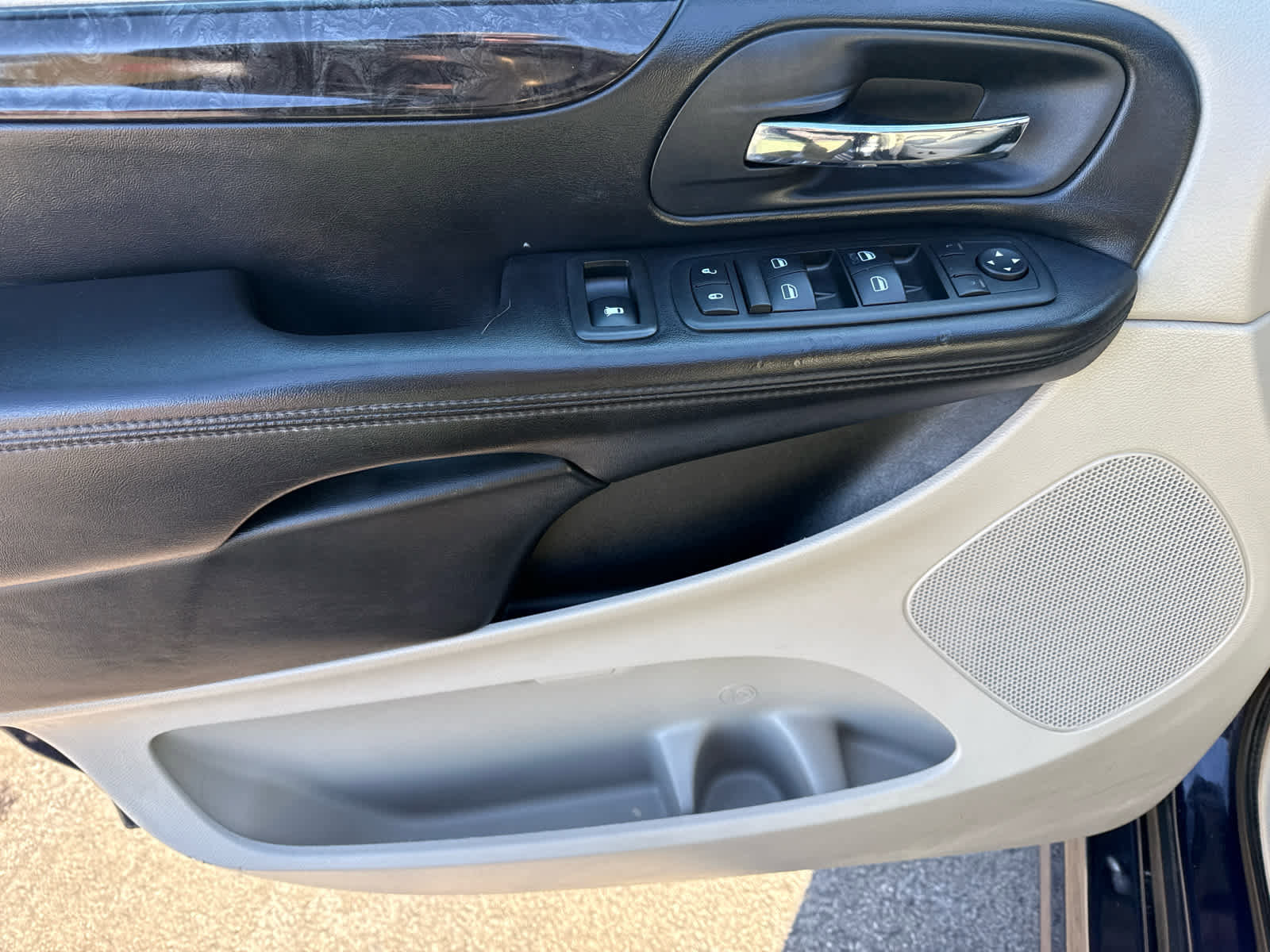 Used 2012 Dodge Grand Caravan SXT image 10