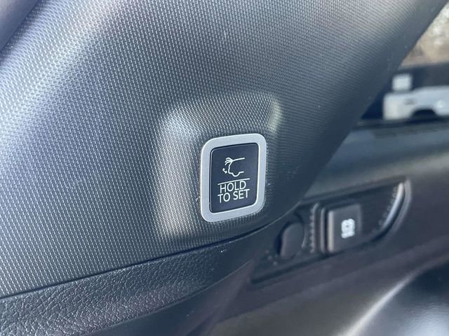 Used 2023 Jeep Grand Cherokee Limited w/ Black Appearance Package image 23