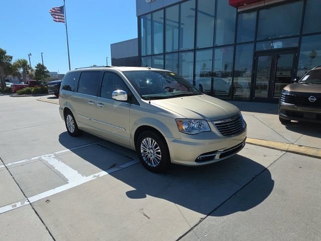 Used 2011 Chrysler Town & Country Limited image 3