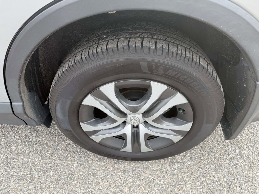 Used 2025 Toyota Corolla Cross XLE w/ Convenience Package image 12