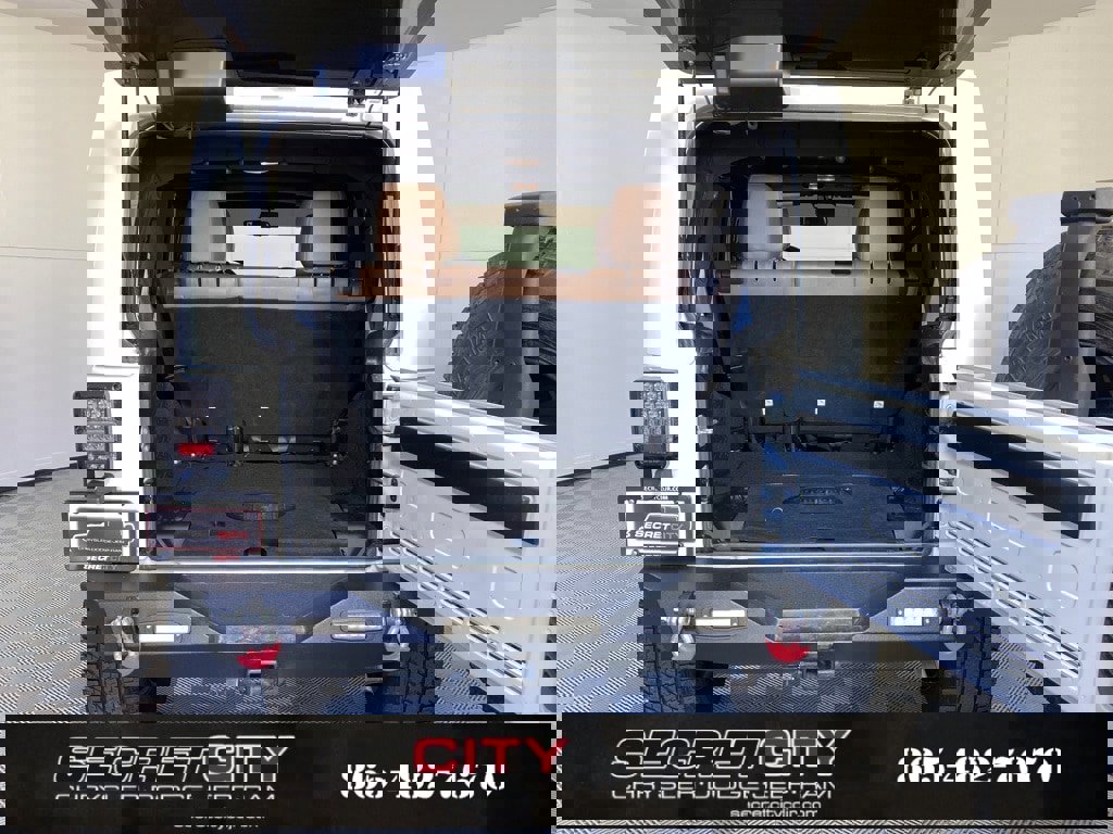 Used 2018 Jeep Wrangler Unlimited Sahara w/ Connectivity Group image 32