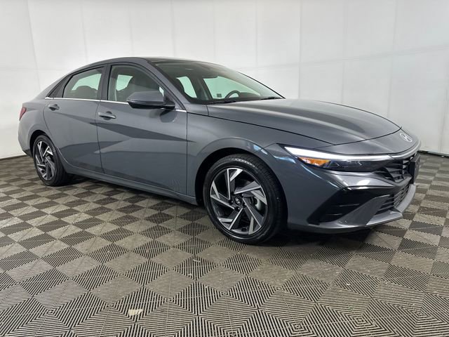 Used 2025 Hyundai Elantra Limited image 2