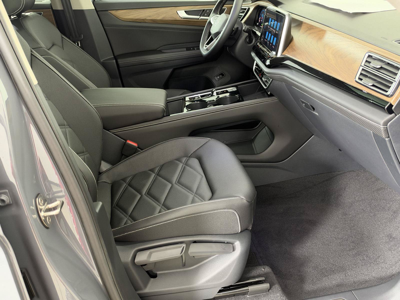 New 2026 Volkswagen Atlas SE FWD image 14
