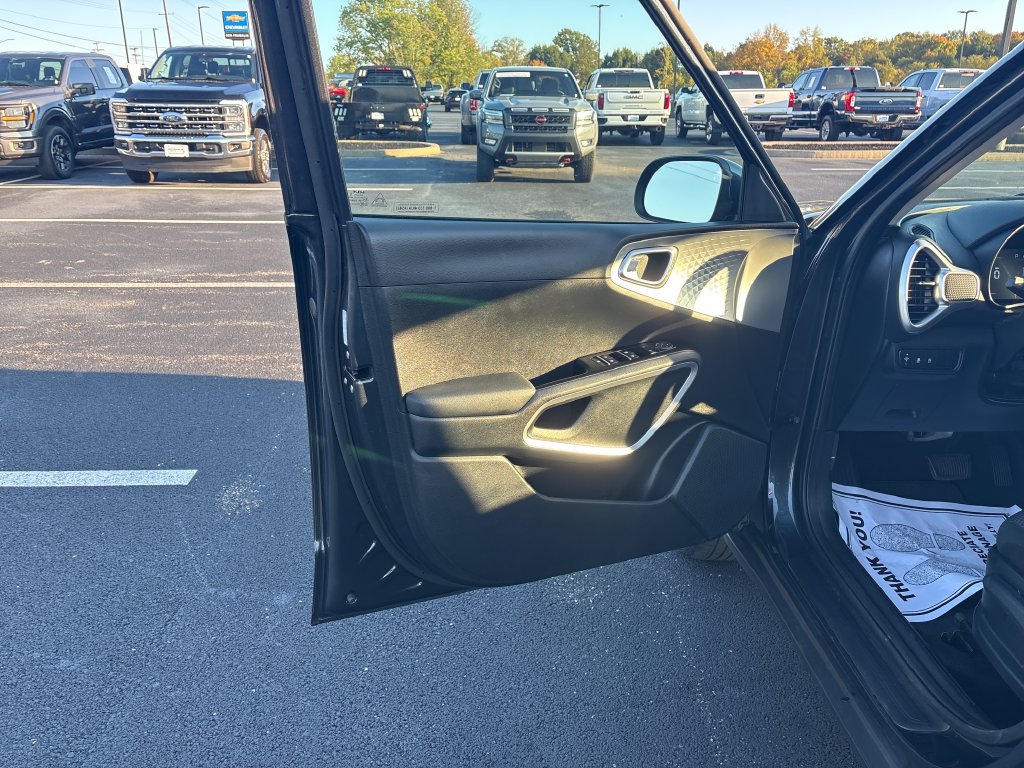 Used 2025 Kia Soul LX FWD image 13