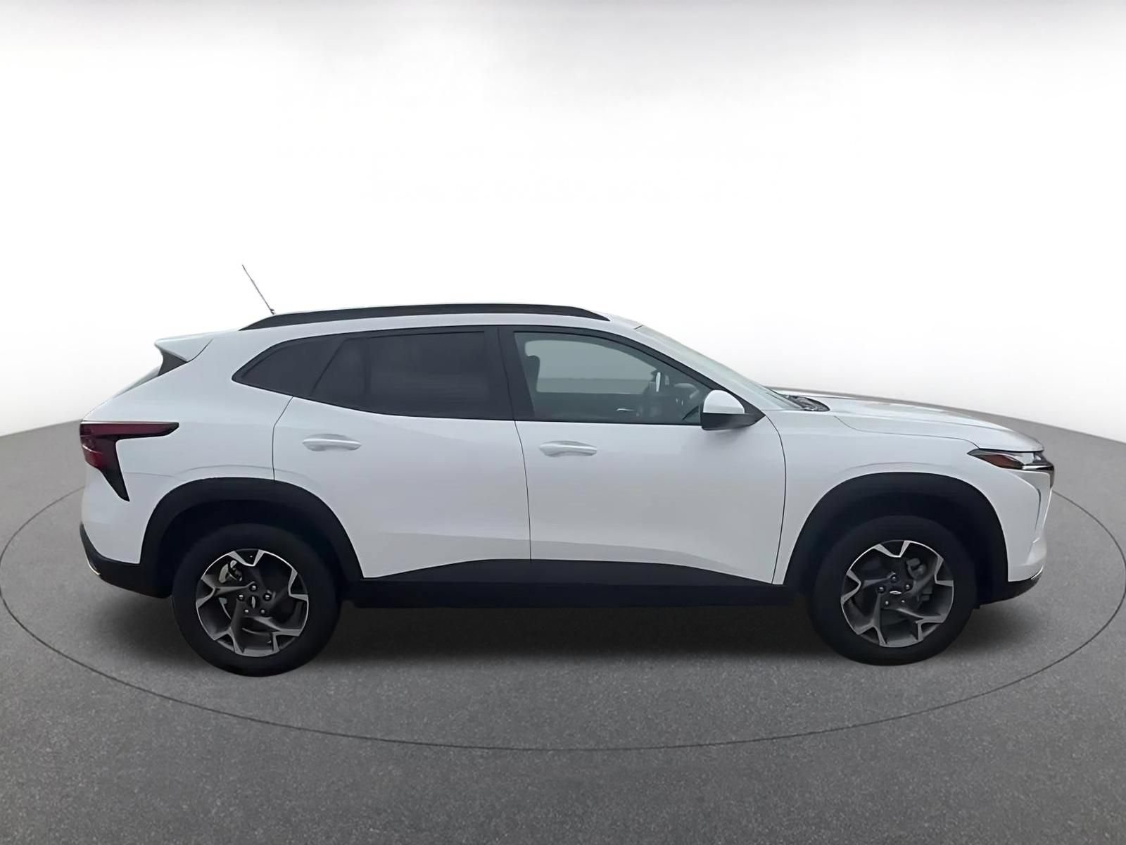 Used 2025 Chevrolet Trax LT FWD image 16
