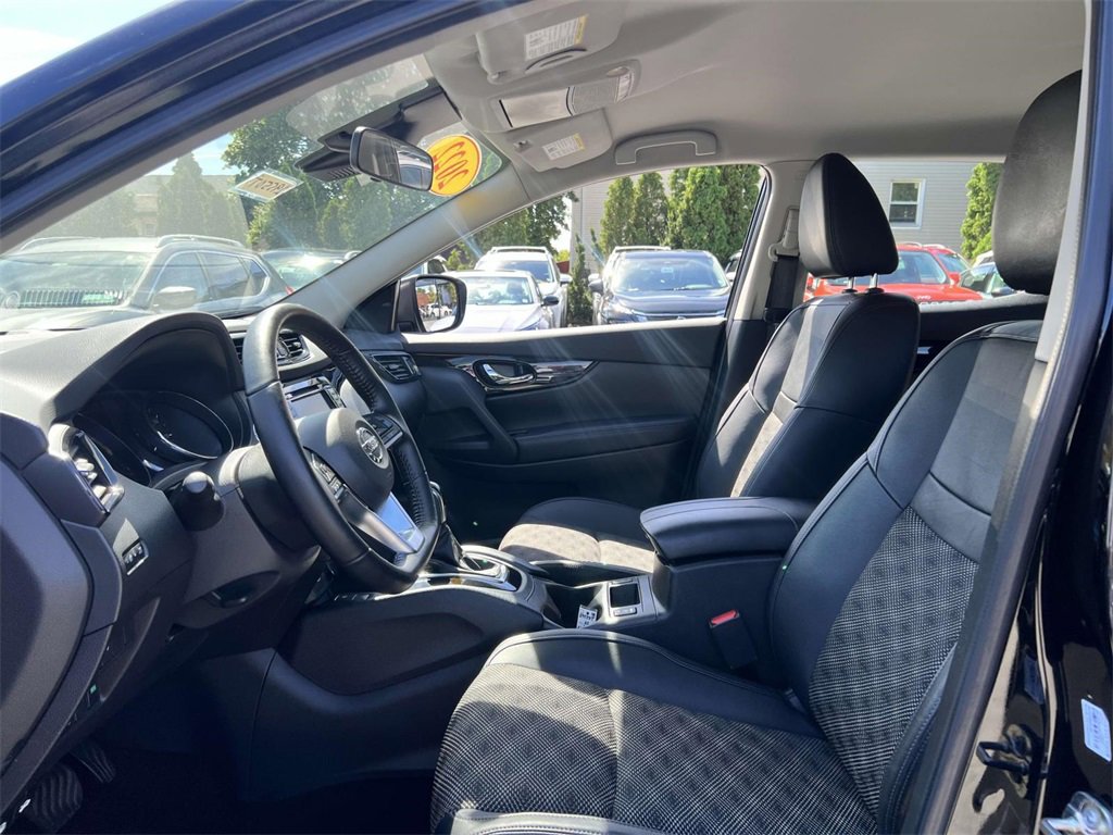 Used 2022 Nissan Rogue Sport SV w/ Technology Package image 17