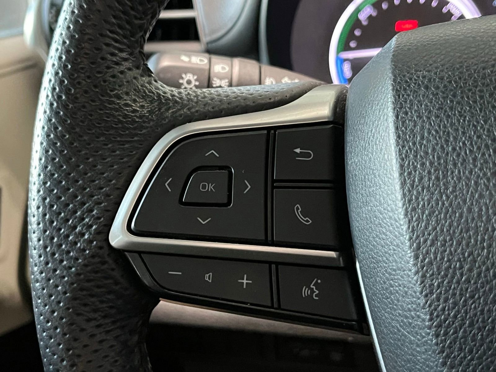 Used 2023 Toyota Sienna Limited FWD image 32